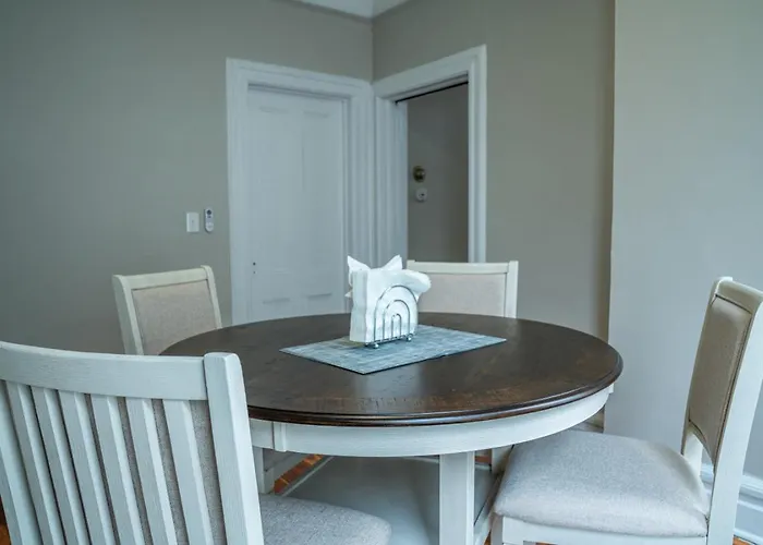 Comfortable Two Bedroom Apartment In Long Branch