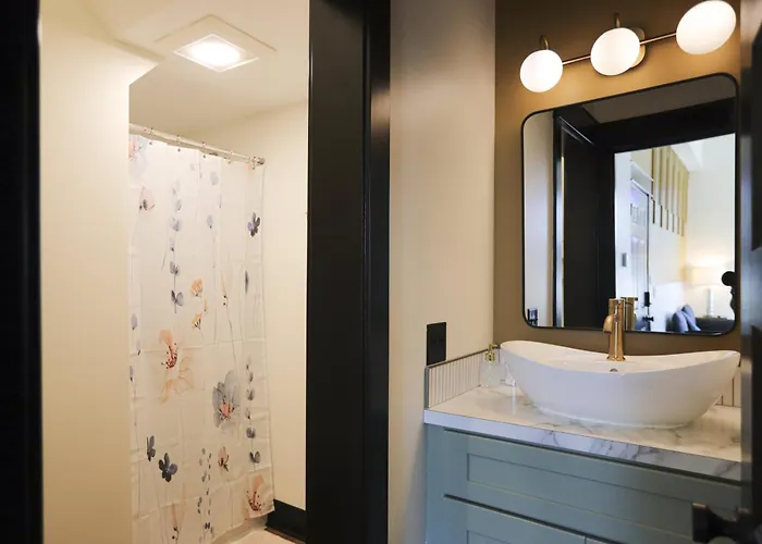 Chic Queen Apartment At The Victorian Unit A