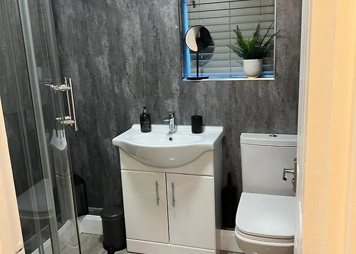 Gatwick 1 Bed Flat With Parking And Garden