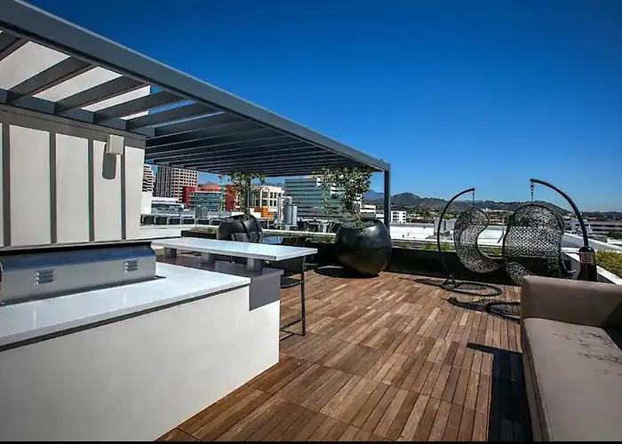 Penthouse Escape Pool Views