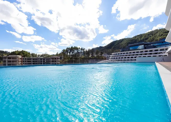 Phoenix Fairyland Hot Springs Hotel-Best Grand Hotel L&Swimming Facilities-Sumptuous Breakfast-Only Hot Spring-10Minute Walk To The Town-Free Pick Up