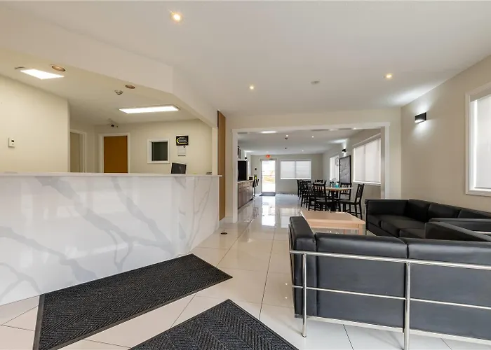 Super 8 By Wyndham Golden