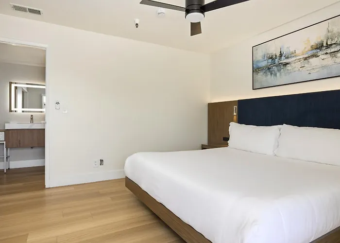 456 Embarcadero Inn&Suites