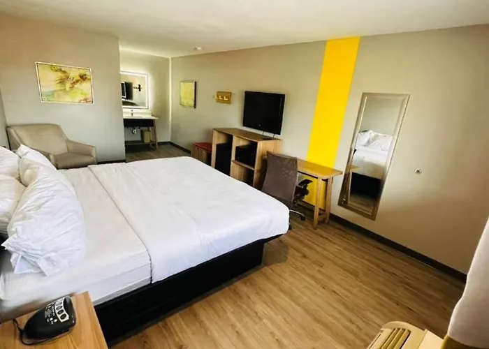 Super 8 By Wyndham Richmond Hill