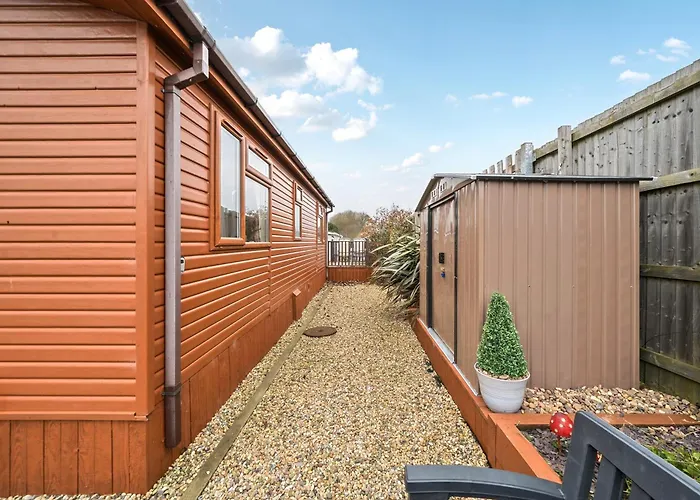2 Bed Cabin - Sleeps 4 - Pets - 5 Min To Beach