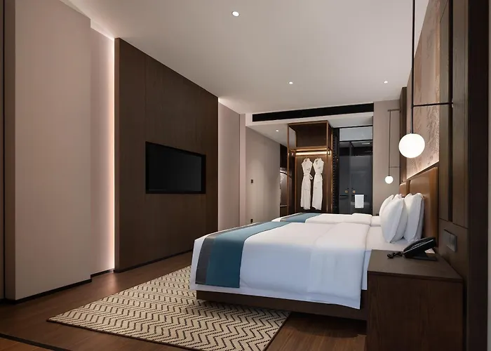 Phoenix Sky Pool Hotel-Newly Opened 2026 Free Pick-Up Service Rooftop Infinity Pool Kids Playground On-Site Cafe Near Fenghuang Scenic Area