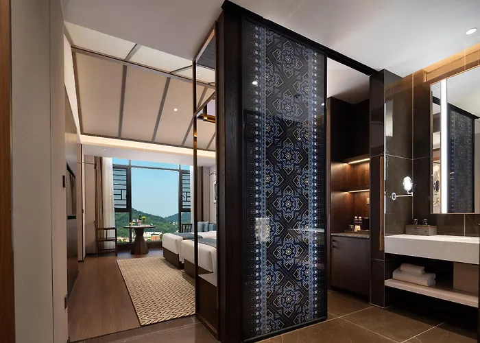 Phoenix Sky Pool Hotel-Newly Opened 2026 Free Pick-up Service Rooftop Infinity Pool Kids Playground On-site Café Near Fenghuang Scenic Area