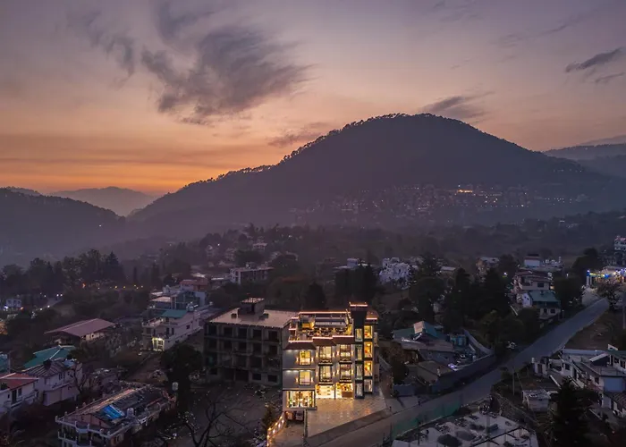 Perfectstayz Luxe Kapilaz With Rooftop Pool & Cafe, Bhimtal