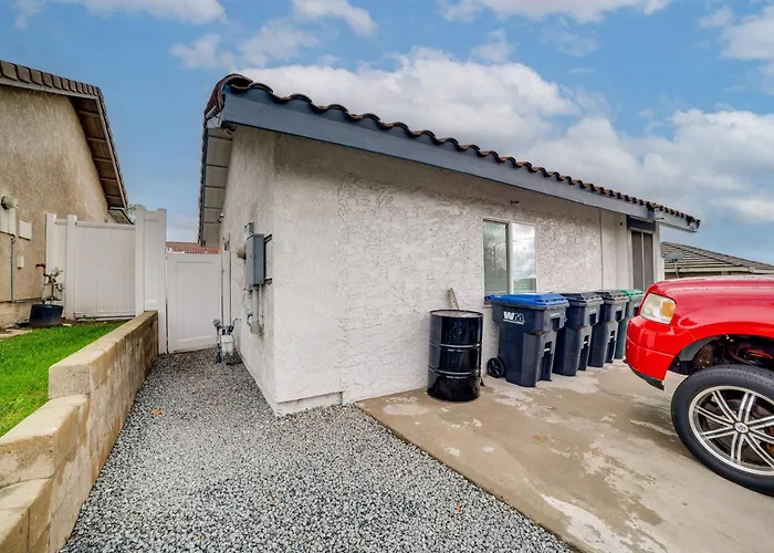 4 Mi To Ruhs! Pet-Friendly Apt W/ Grill