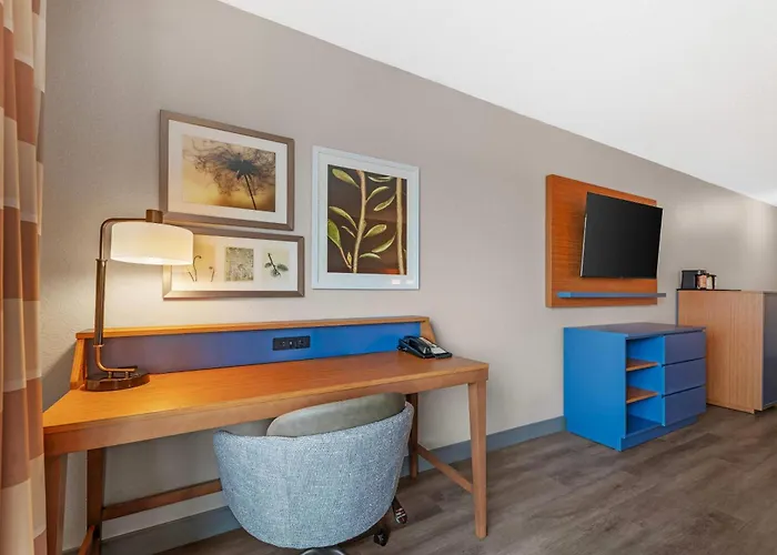 Country Inn & Suites By Radisson, West Bend, Wi