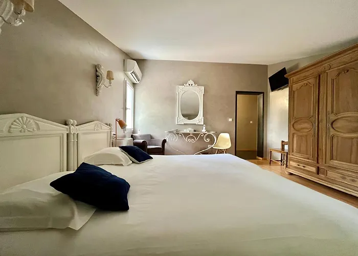 Logis Hotel Restaurant Des Pins