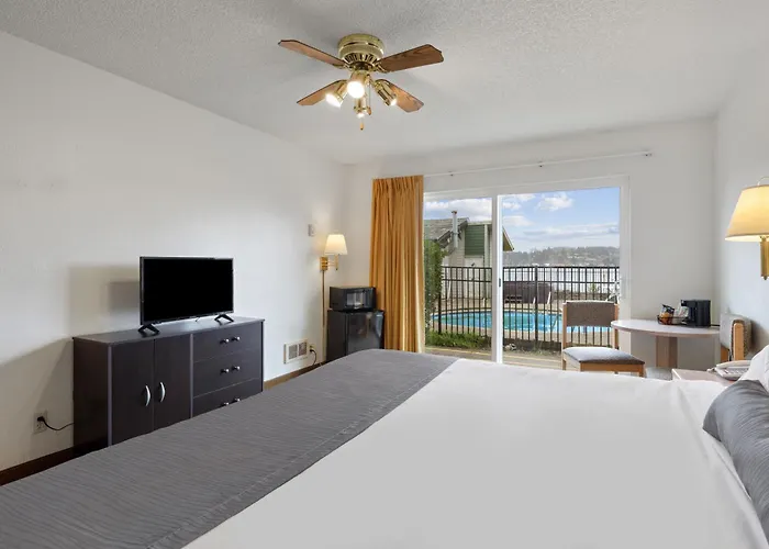 Waldport Bayfront Hotel & Restaurant