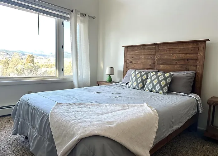 Charming, Spacious, Contemporary Mountain Retreat