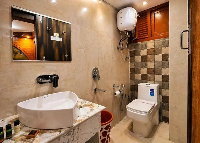 Hotel Auckland - Near Mall Road