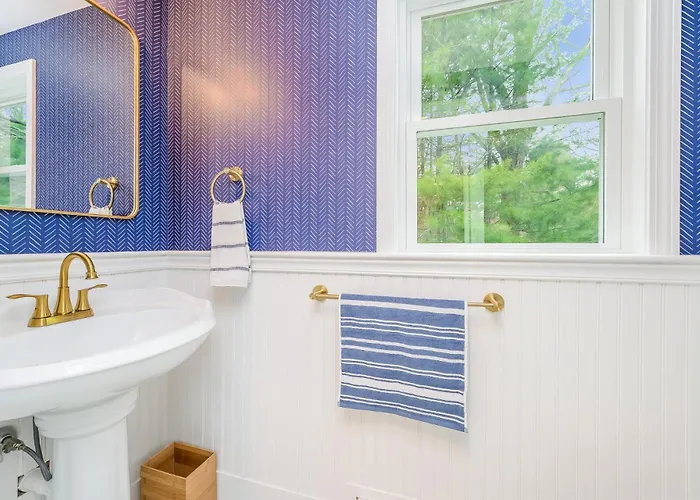 Moon Compass Escape - Spacious Cape Cod Retreat