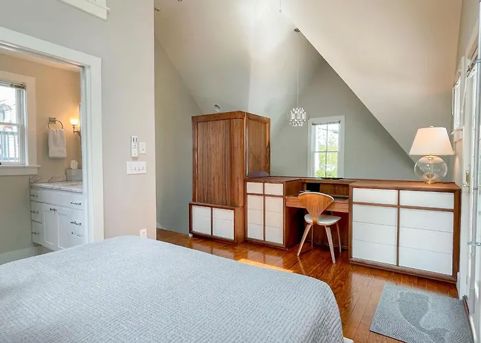 4 Min Walk To Commercial Street And Beach