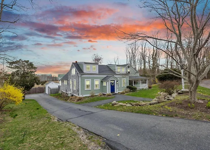 3 Bedroom Cape House By Leavetown Vacations