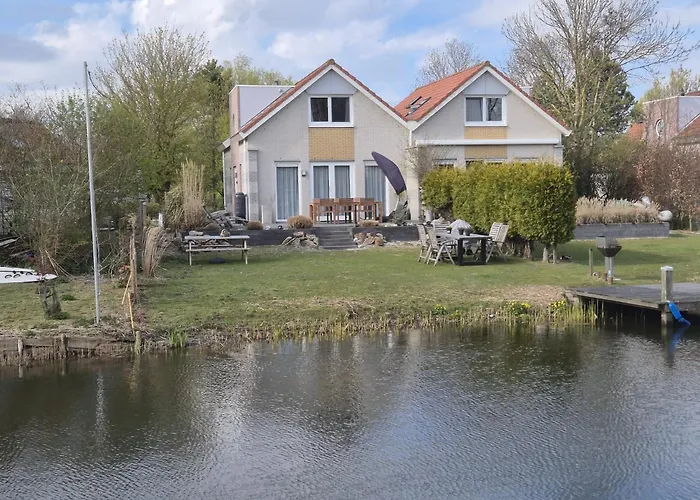 Prachtige vakantievilla aan IJsselmeer Makkum
