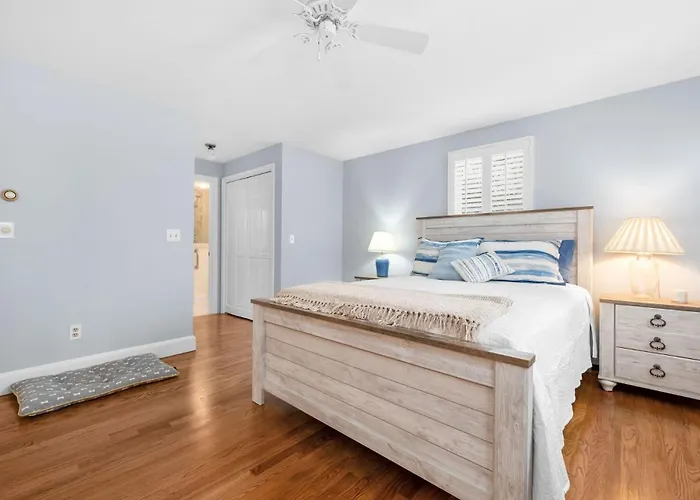 Sandy Spot: Walk To Beach, Sleeps 10