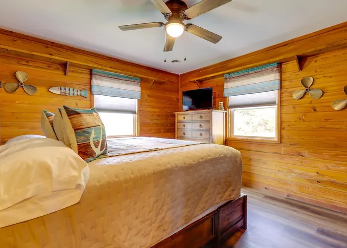 Boat Dock: Pet-Friendly Douglas Lake Getaway!