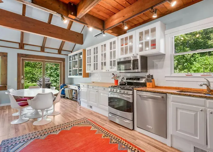 Dog-Friendly Cape Cottage Near Beach Towns