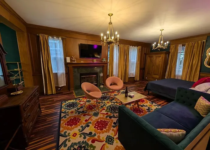 The Queen Hotel- Downtown Luxury