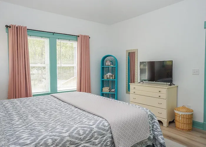 1 Mi To Dtwn Manteo: Dog-Friendly Home W/ Deck