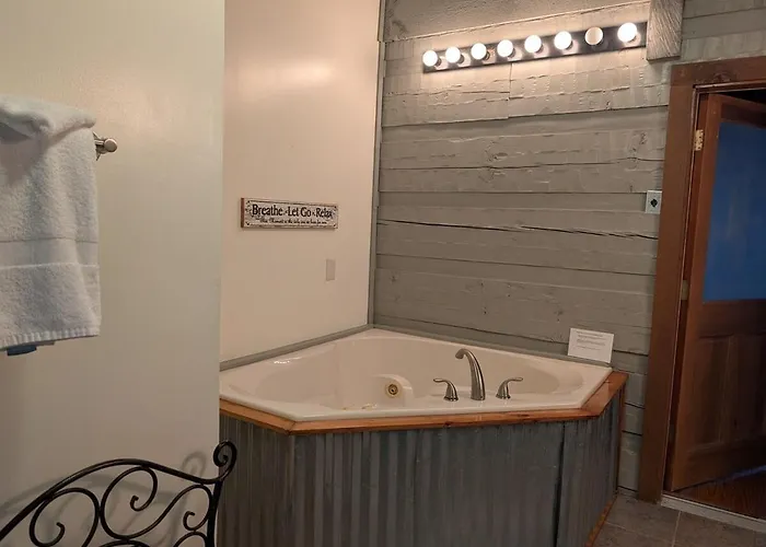 Pet-Friendly Townsend Mtn Cabin W Hot Tub, Daybed Patio