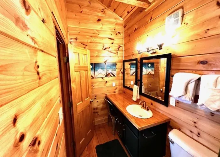 Pet-Friendly Townsend Mtn Cabin W Hot Tub, Daybed Patio