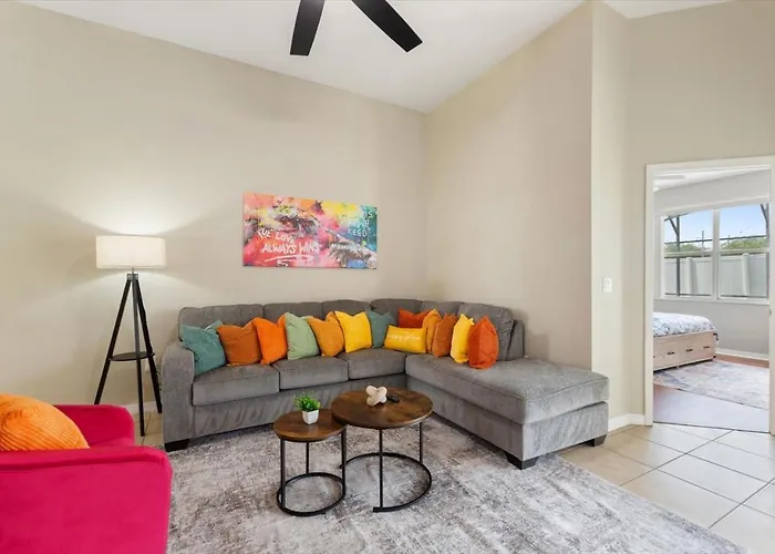 Chic 4Br,Heated Pool,Jacuzzi & Dining Oasis Near Disney & Legoland