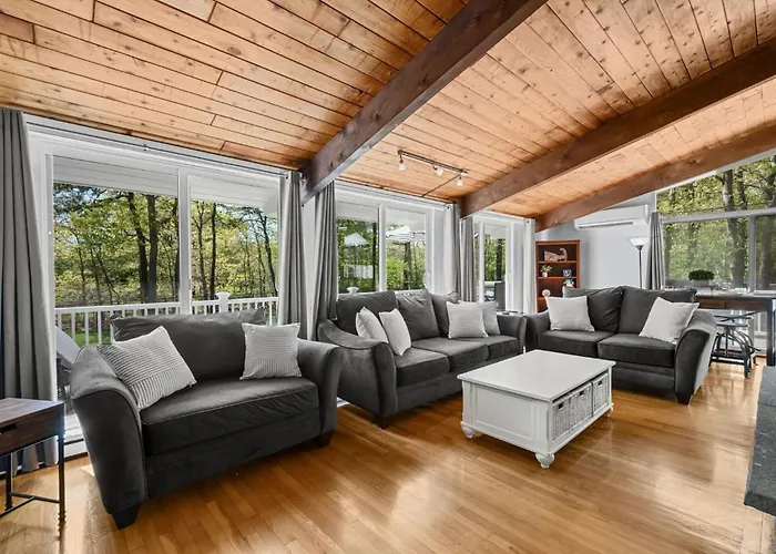 Relax At This Dog-Friendly Sandwich Retreat