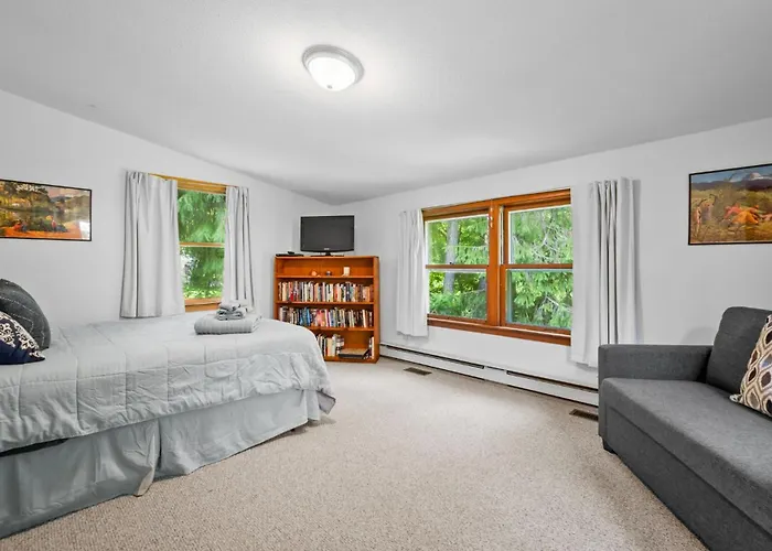 Pet-Friendly Cape Escape Near Beach Dining