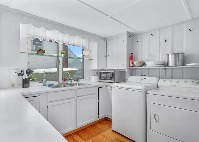 Cozy Town Neck Cape Escape - Pet Friendly