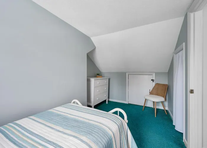 Cozy Town Neck Cape Escape - Pet Friendly