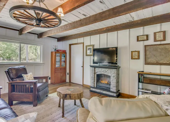 Lake Wateree Retreat: Dock & Screened Porch!