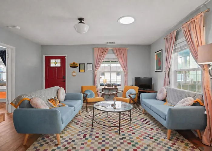 Walkable Davis Craftsman Family & Pet-Friendly