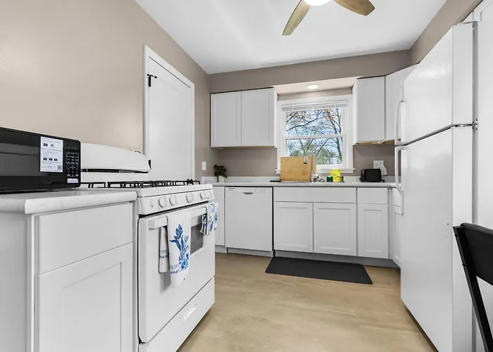 Spacious 3 Bedroom Home With Game Room And Parking