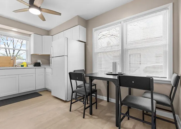 Spacious 3 Bedroom Home With Game Room And Parking