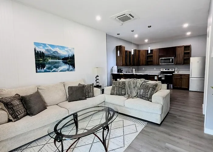 New 2 Bedroom Unit In Prime Location