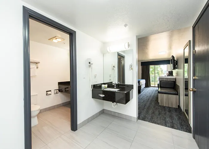 Oyster Bay Inn & Suites