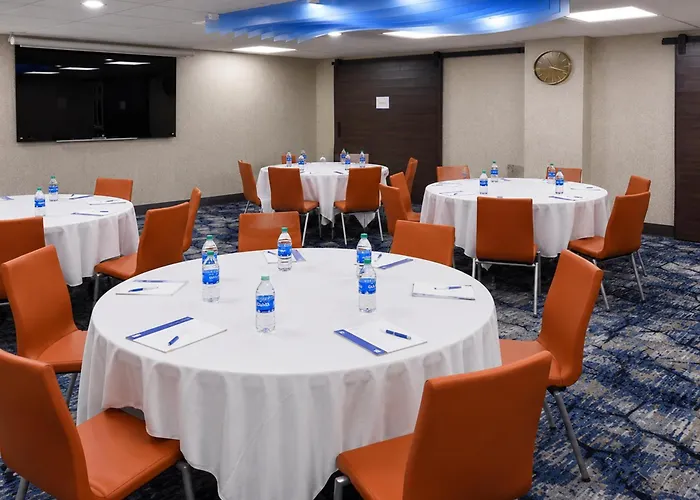 Holiday Inn Express Wixom By Ihg
