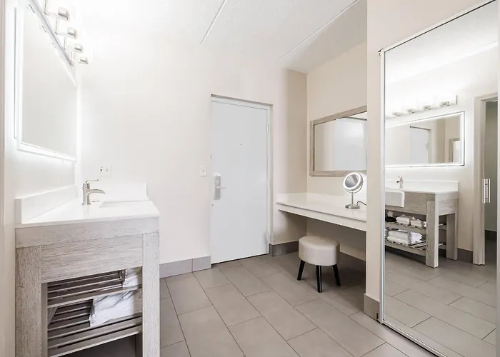 Oakfield Hotel & Suites Rochester, An Ascend Collection Hotel