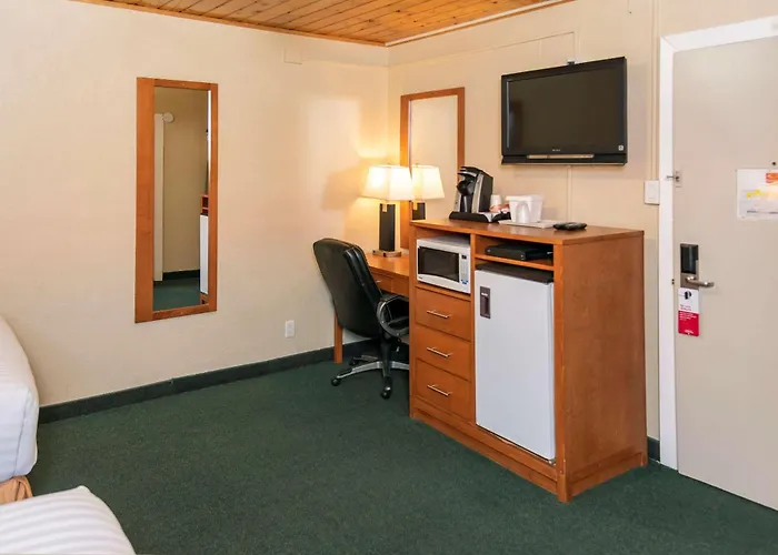 Econo Lodge Inn & Suites Medicine Hat Highway 1