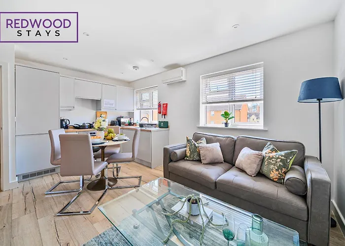 Redwood Stays: Modern Serviced Apartments with Free Parking & Streaming