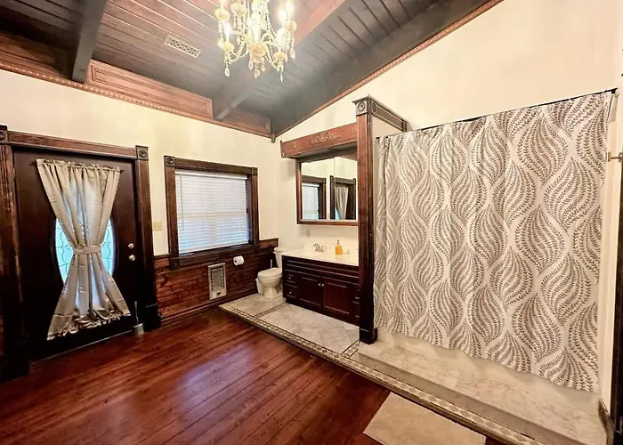 5 Bedroom Estate Near Casino And Downtown