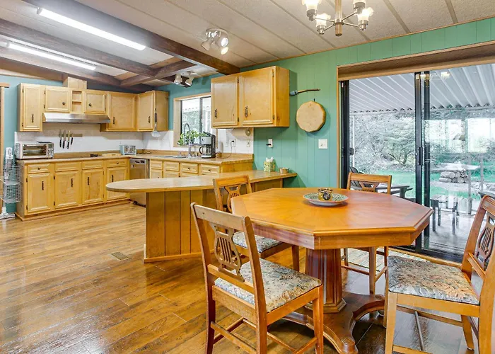 Secluded Port Townsend Retreat: Pets Welcome!
