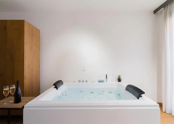 Glass House - Smart Rooms & Parking