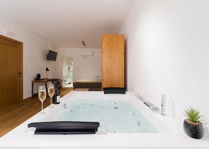 Glass House - Smart Rooms & Parking