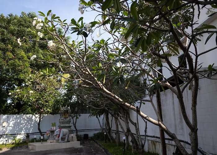 โรงแรมบ้านสวนรีสอร์ท ชลบุรี