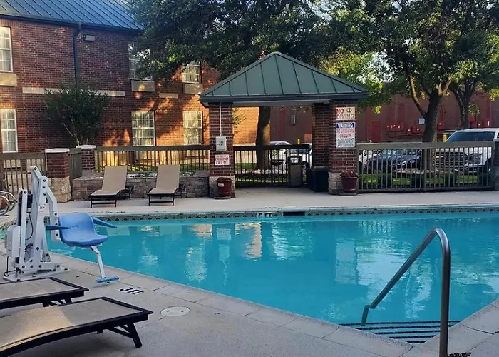 Clarion Pointe Addison - Dallas North